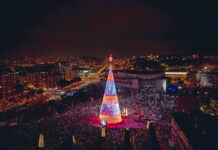 Badalona es consolida com un referent del Nadal amb un acte multitudinari per inaugurar l’arbre monumental de 43 metres d’altura