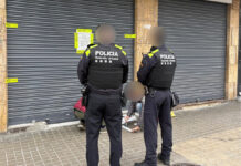 L’Ajuntament de Badalona precinta un establiment d’autoservei d’alimentació al barri d’Artigues que exercia l’activitat sense llicència