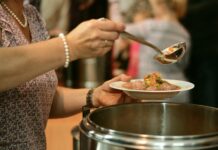 Carrera exigeix a Albiol que deixi de marejar la perdiu i aclareixi d’una vegada si Badalona tindrà alberg i menjador social