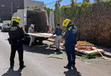 La Guàrdia Urbana enxampa in fraganti dos homes mentre abocaven deixalles a la via pública al barri del Remei