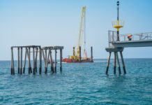 La reparació del Pont del Petroli avança amb la instal·lació de la plataforma que permetrà treballar des del mar